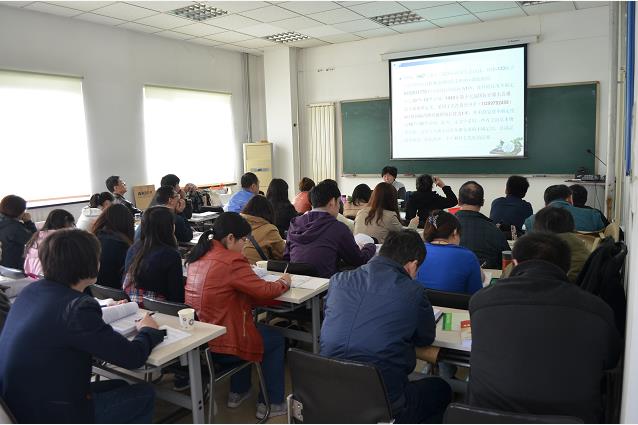 计量培训现场学员专注学习